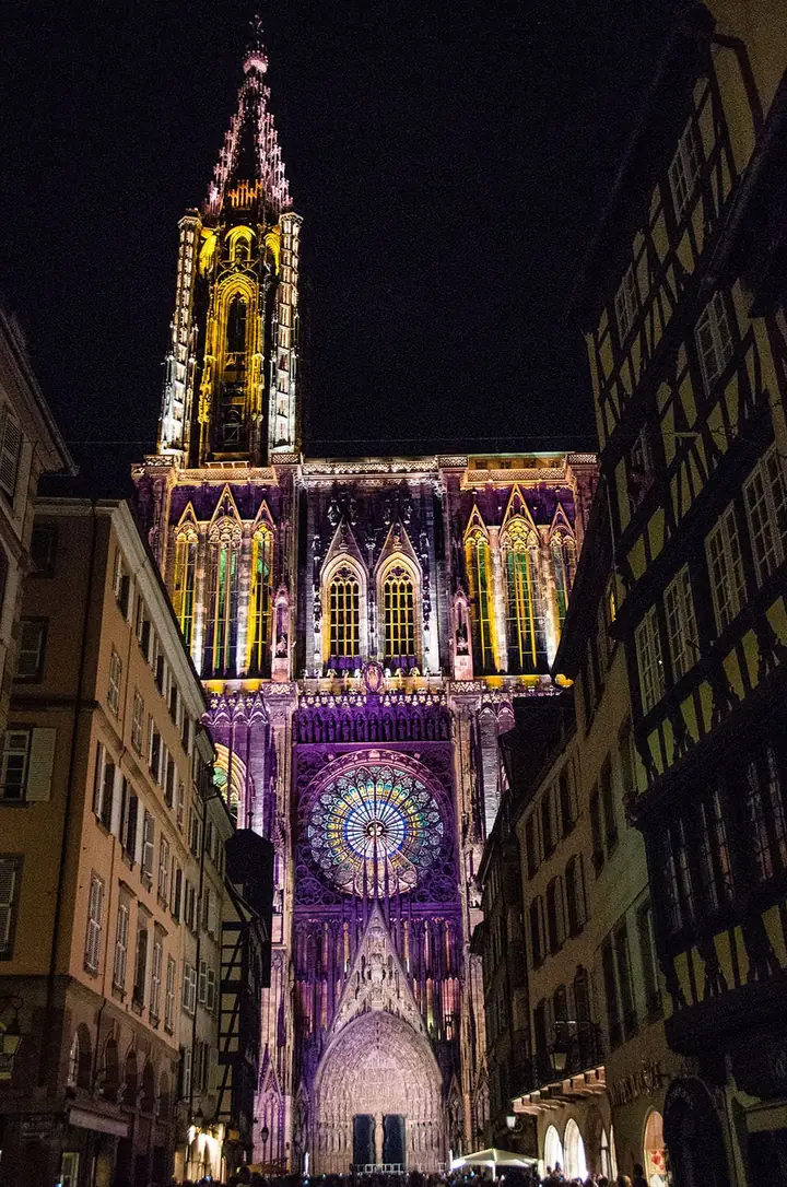 La cathédrale Notre-Dame de Strasbourg illuminée de nuit