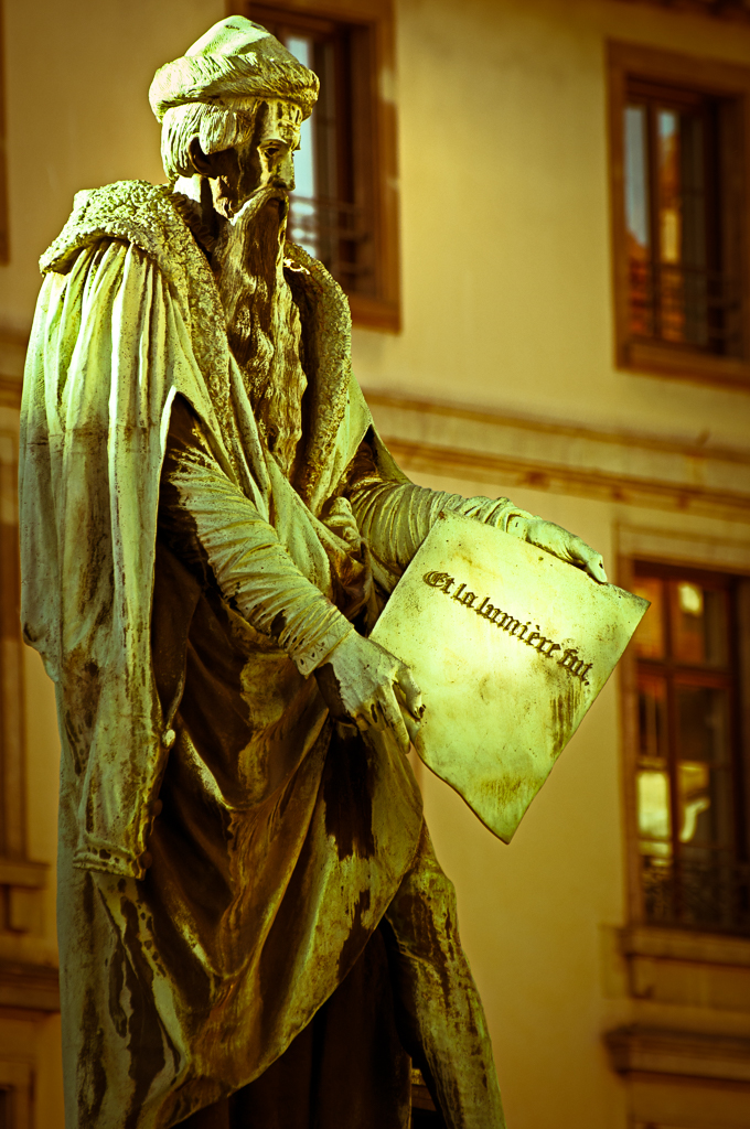Statue de Gutemberg, Place Gutemberg, Strasbourg, France.